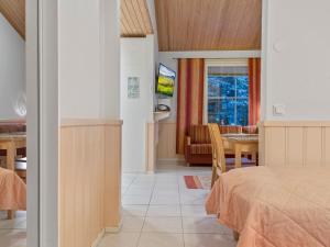 um quarto com uma cama e uma sala de jantar em Holiday Home Yllästar 1 as 208 - la-la by Interhome em Äkäslompolo