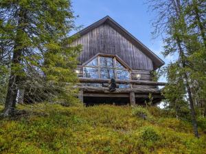AikkilaにあるHoliday Home Rukajärven kelopirtit hilla by Interhomeの木立の丘の上の家