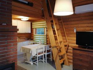 TorvoilaにあるHoliday Home Linnusmaa by Interhomeのキッチン(テーブル付)、テレビが備わるキャビン