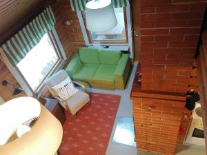 TorvoilaにあるHoliday Home Linnusmaa by Interhomeのリビングルーム(緑のソファ、窓付)