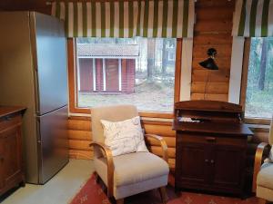 uma cozinha com uma cadeira, uma secretária e uma janela em Holiday Home Linnusmaa by Interhome em Torvoila