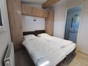 Кровать или кровати в номере Holiday Home Wiringherlant-14