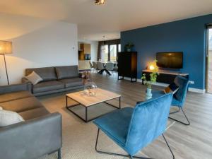 sala de estar con sofá y mesa en Holiday Home Oesterdam Resort en Tholen
