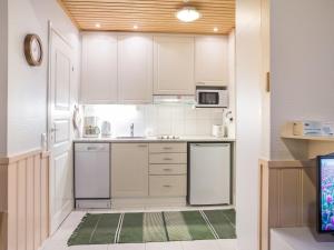 アカスロンポロにあるHoliday Home Yllästar 1 as 210 - la-la by Interhomeのキッチン(白いキャビネット、白い電化製品付)