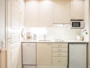 アカスロンポロにあるHoliday Home Yllästar 1 as 210 - la-la by Interhomeの白いキッチン(白いキャビネット、電化製品付)