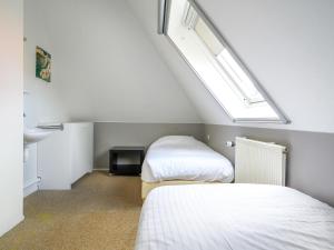 two beds in a room with two windows at Holiday Home Bungalowpark It Wiid by Interhome in Eernewoude