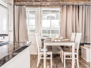 ルカにあるHoliday Home Revonaapa b14 by Interhomeのキッチン(白いテーブル、椅子付)