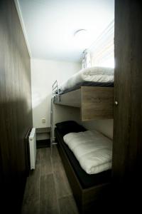 Zimmer mit 2 Etagenbetten und einem Fenster in der Unterkunft Holiday Home Duinhoeve-1 by Interhome in Udenhout