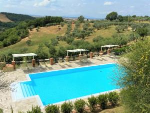 una vista aérea de una piscina con sillas y árboles en Apartment Stregaia-5 by Interhome, en Montaperti