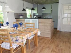 Η κουζίνα ή μικρή κουζίνα στο Holiday Home Merit - 800m from the sea by Interhome +11 φωτογραφίες