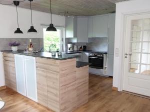 Η κουζίνα ή μικρή κουζίνα στο Holiday Home Merit - 800m from the sea by Interhome