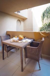 モリアニ・プラージュにあるApartment MB2 sans vue mer by Interhomeのテーブルと椅子(食べ物付)