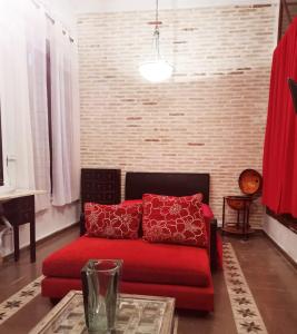 a red couch in a living room with a table at Rincones con encanto in Cartagena