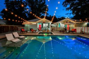 uma piscina com cadeiras e uma casa em Cottage Bundle em Bay St. Louis
