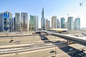 een stad met hoge gebouwen en een snelweg met auto's bij Stylish 1BR Apartment - Close to Metro in Dubai Marina - CAS in Dubai