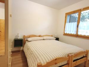 um quarto com uma cama e uma janela em Collalto Guest House em Piancavallo