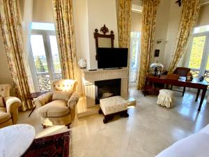 a living room with a fireplace and a television at Casa de los Bates in Motril