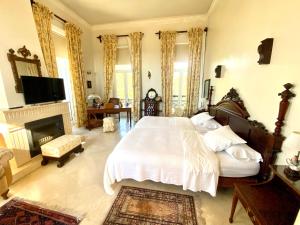 een slaapkamer met een groot bed en een open haard bij Casa de los Bates in Motril