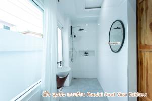 Ένα μπάνιο στο มีใจ พูลวิว เกาะล้าน MeeJai Pool View Kohlarn