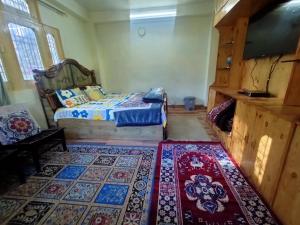 TV a/nebo společenská místnost v ubytování The Shudarang Inn