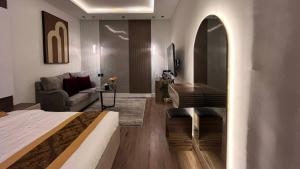 um quarto de hotel com uma cama e um sofá em استديو حطين أنيق مقابل البوليفارد مدخل خاص em Riyadh