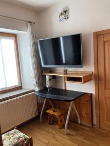 En tv och/eller ett underhållningssystem på Residence Dolomiti