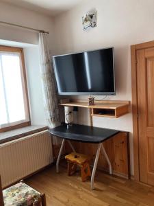 a flat screen tv sitting on top of a table at Residence Dolomiti in Forni di Sopra