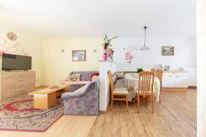 ein Wohnzimmer mit einem Sofa und einem Tisch in der Unterkunft Apartment Pr' Kavač in Rateče