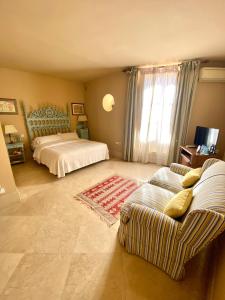 a bedroom with two beds and a couch in it at Casa de los Bates in Motril