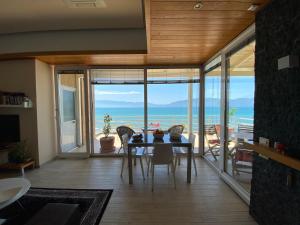 - une salle à manger avec une table et une vue sur l'océan dans l'établissement EKA Luxury Seaview Apartments, à Vlorë