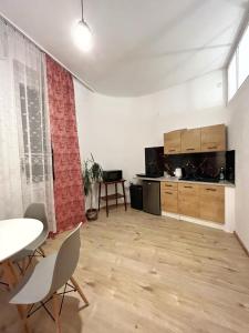 ein leeres Wohnzimmer mit einem Tisch und Stühlen in der Unterkunft Cozy studio in Cracow in Krakau