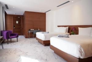 een hotelkamer met 2 bedden en een bureau bij Hotel San Felipe in Panama-Stad