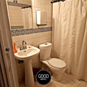 łazienka z toaletą i umywalką w obiekcie Good Hostel w mieście San Miguel de Allende