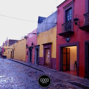 grupa kolorowych budynków na ulicy w obiekcie Good Hostel w mieście San Miguel de Allende