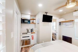 um pequeno quarto com uma cama e uma cozinha em Beach 5 Villas #B4 em Fernandina Beach