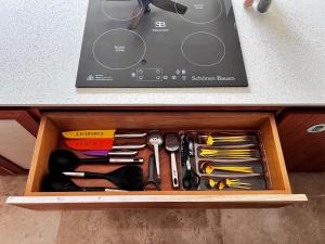 a drawer filled withrenches and other tools on a counter at Departamento de lujo en mérida (Planta baja). in Mérida
