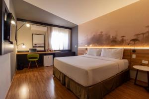 Cama ou camas em um quarto em Hotel Cassino Tower Curitiba Aeroporto By Nacional Inn