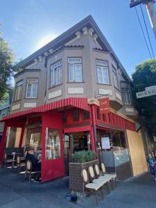 un edificio con bancos frente a una tienda en Modern studio near UCSF/Chase/Oracle Park, en San Francisco