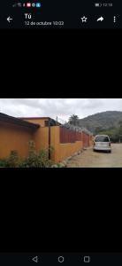 a car parked in a parking lot next to a fence at Arriendo casa por dias en olmue in Olmué
