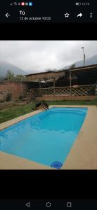 a screenshot of a picture of a blue swimming pool at Arriendo casa por dias en olmue in Olmué