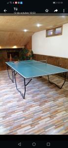 a ping pong table in the middle of a room at Arriendo casa por dias en olmue in Olmué