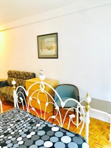 sala de estar con sofá y sillas en Stylish Montreal Apartment: Comfortable Stay in the Golden Square Mile, en Montreal