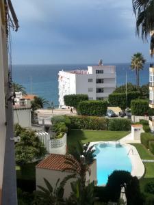 - une vue sur l'océan depuis le balcon de l'hôtel dans l'établissement Spacious 1 bedroom apartment, Nerja centre 3i, à Nerja