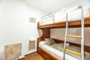 Palanda nebo palandy na pokoji v ubytování Holidays, Arttyco 2 dormitorios 4 personas