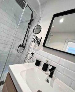 een badkamer met een wastafel en een spiegel bij COsTA CUDILLERO I in Cudillero