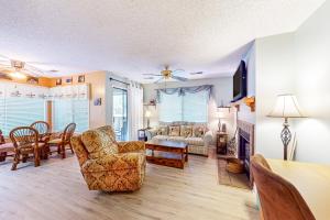 uma sala de estar com um sofá e uma mesa em Kingston Plantation 6-A em Myrtle Beach