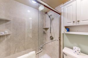 baño con ducha y puerta de cristal en Kingston Plantation 6-A en Myrtle Beach