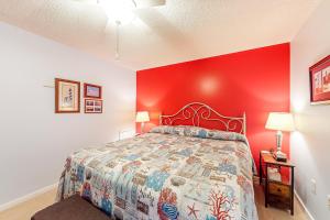 Kingston Plantation 6-A في ميرتل بيتش: غرفة نوم بسرير بجدار احمر