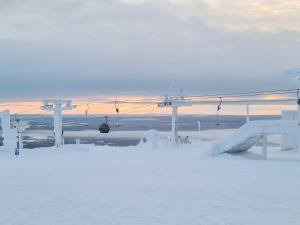 un remonte cubierto de nieve con nieve en Polar Charm A, en Ylläs