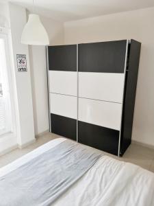 een bed in een kamer met een zwart-wit hoofdeinde bij Apartamento Triana in Los Silos